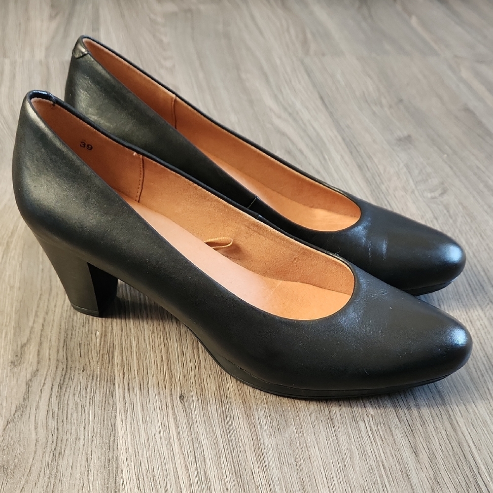 Caprice classic black leather pumps, size 39